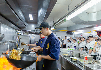 参观知名企业和酒店