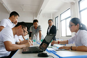 厦门新东方校内专场招聘会 实现人才完美对接