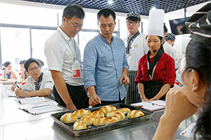 家乐福领导来我校参观考察