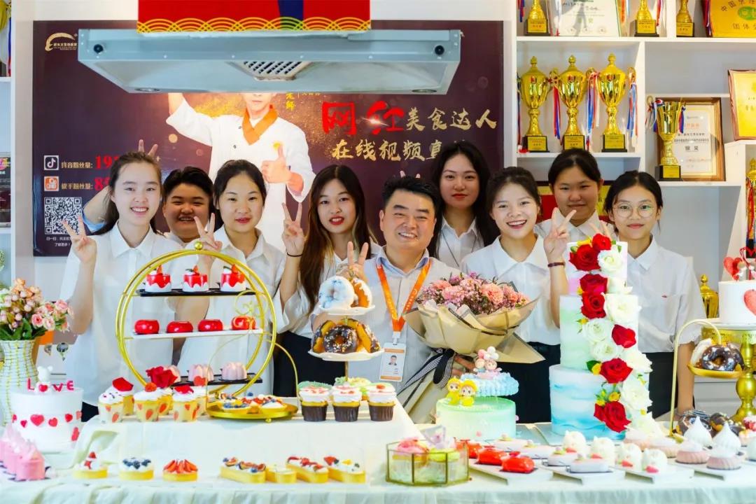未来,你们都会成为了不起的人!经典西点10班,毕业快乐!