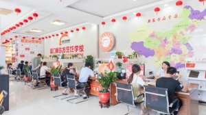 中考成绩不理想,不妨到这所学校来看看,家长纷纷到校占名额
