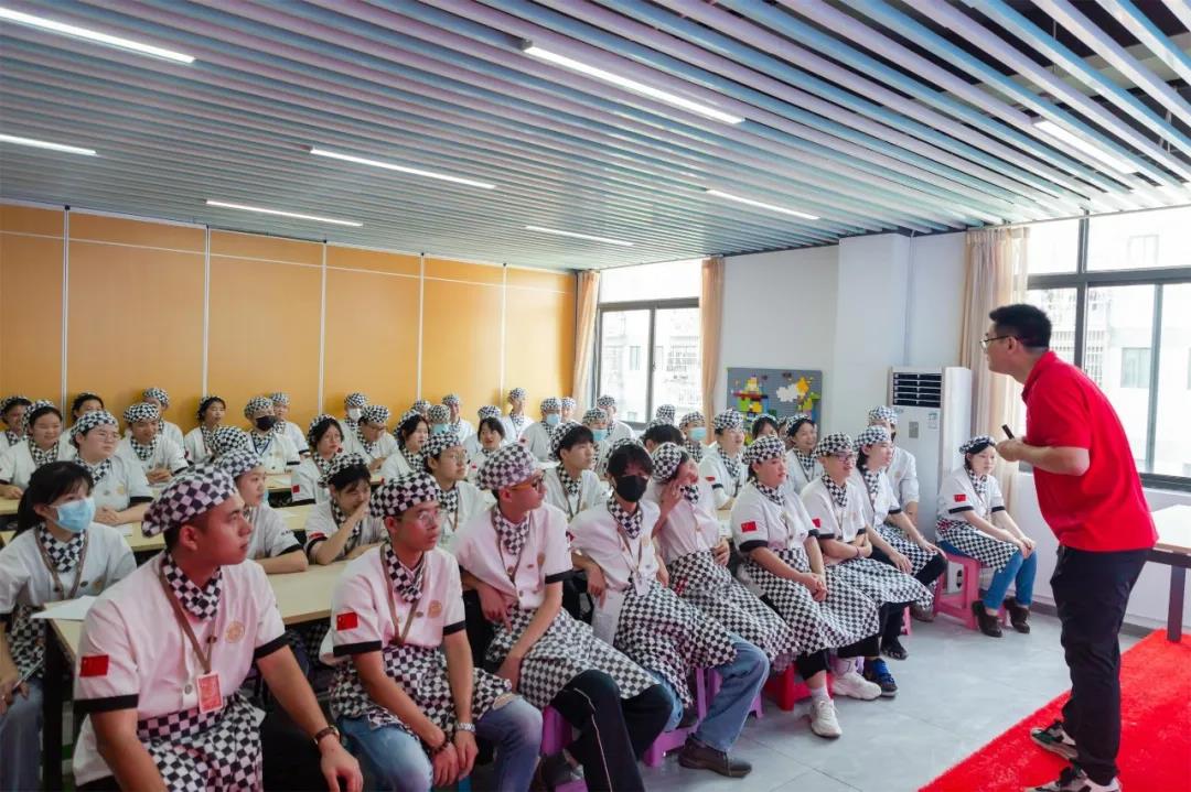 职为你来 | 直击厦门新东方校企定向班集中宣讲面试会现场!