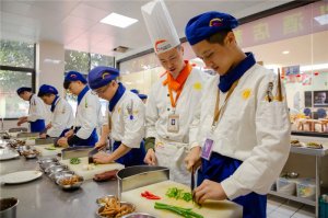 为什么大家都选择厦门新东方呢?因为实操课堂!真材实料!