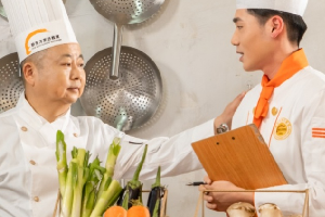 【央视报道】新东方烹饪教育,学厨师真本事好就业,毕业即就业企业争抢!