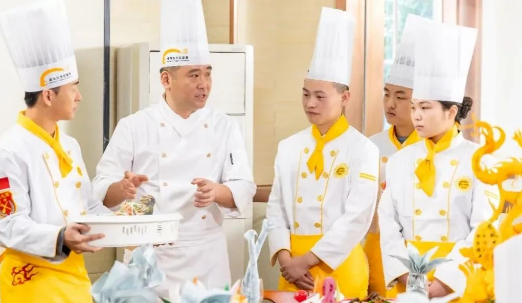 孩子想学厨师,发展前景怎么样?值得学习吗?