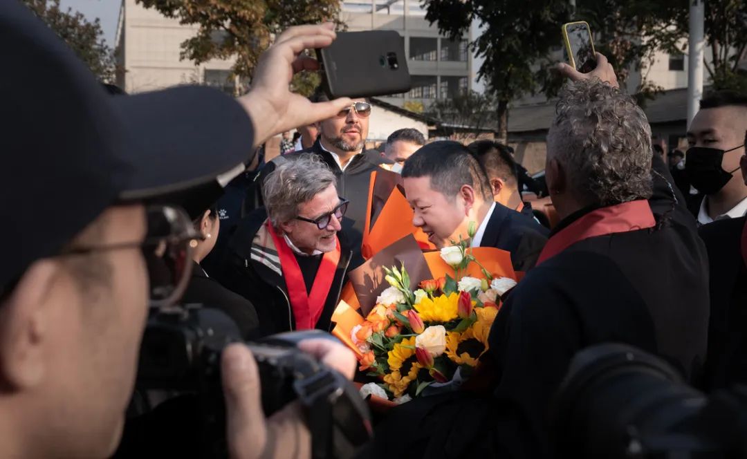 世界超级足球明星巴乔和他的小伙伴们来新东方烹饪学校啦!