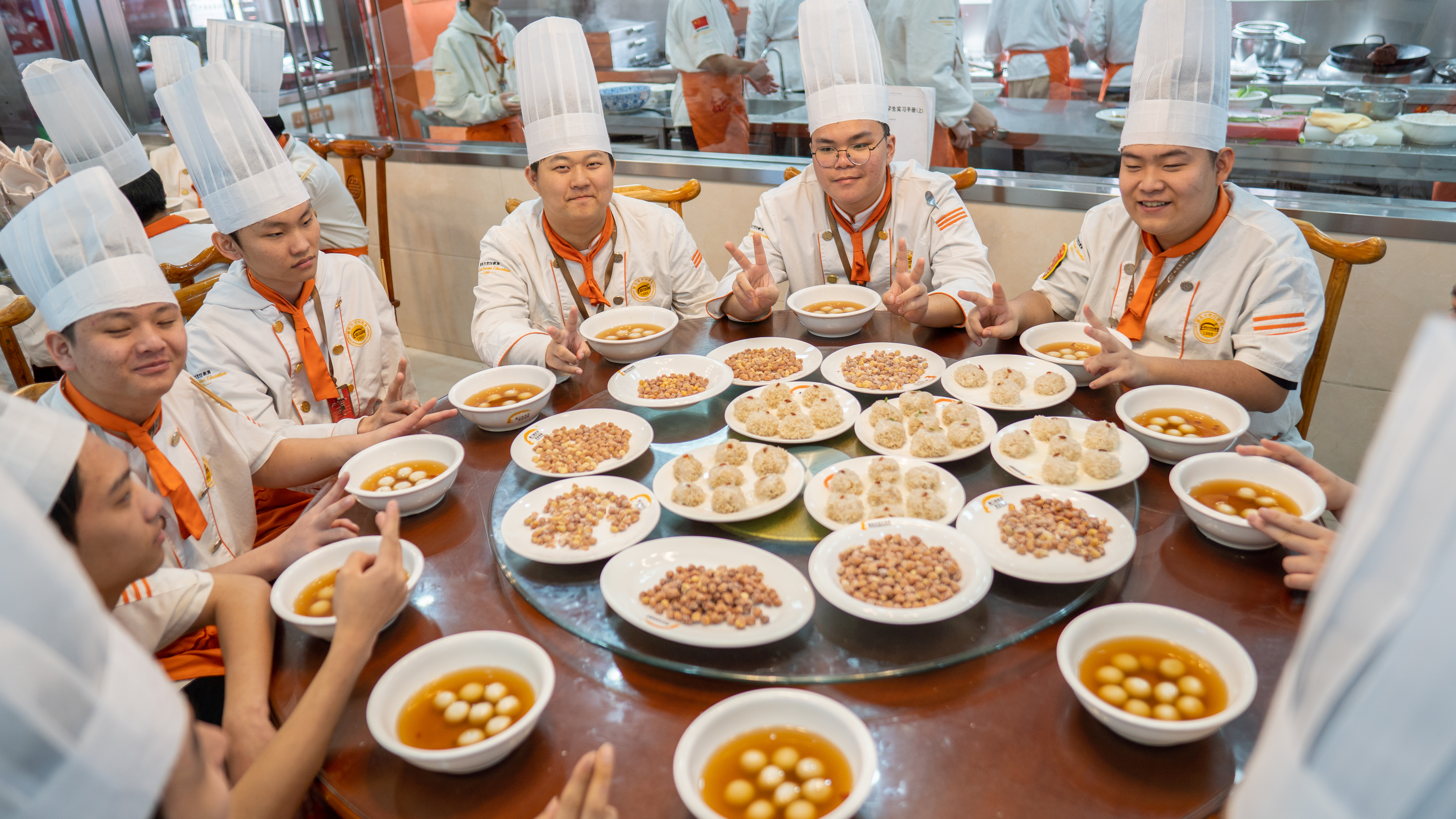 元宵怎么闹?包汤圆、猜灯谜……花式元宵节就看厦门新东方!
