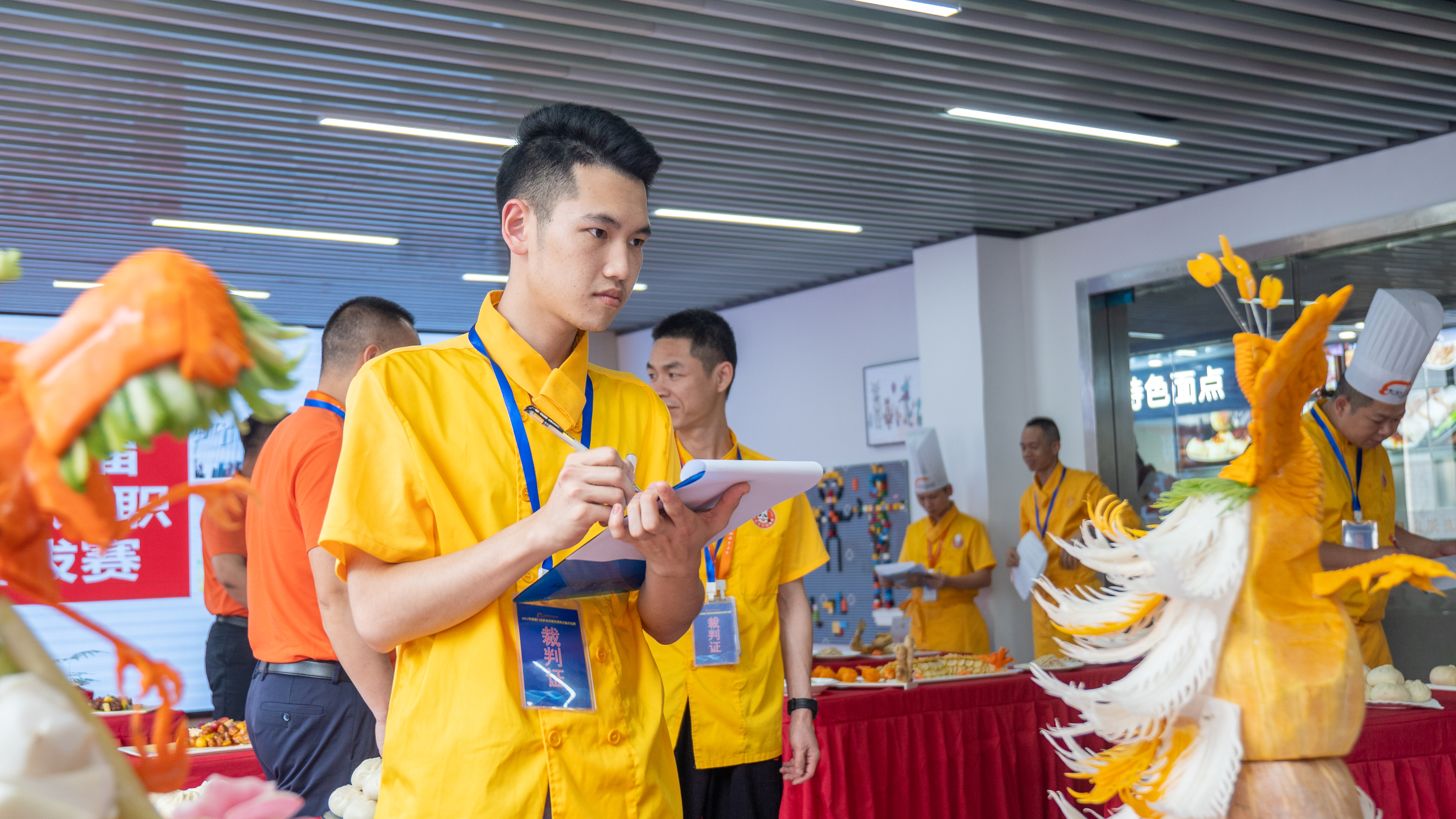 �ഺ���ϣ����ʶԾ��������¶����ڰ˽졺�¶����������ְҵ���ܴ���ѡ����ʢ��Ļ��