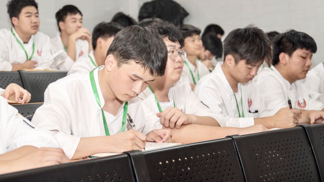 一技在手,就业不愁——大师进校园,点亮青春“匠心梦”!