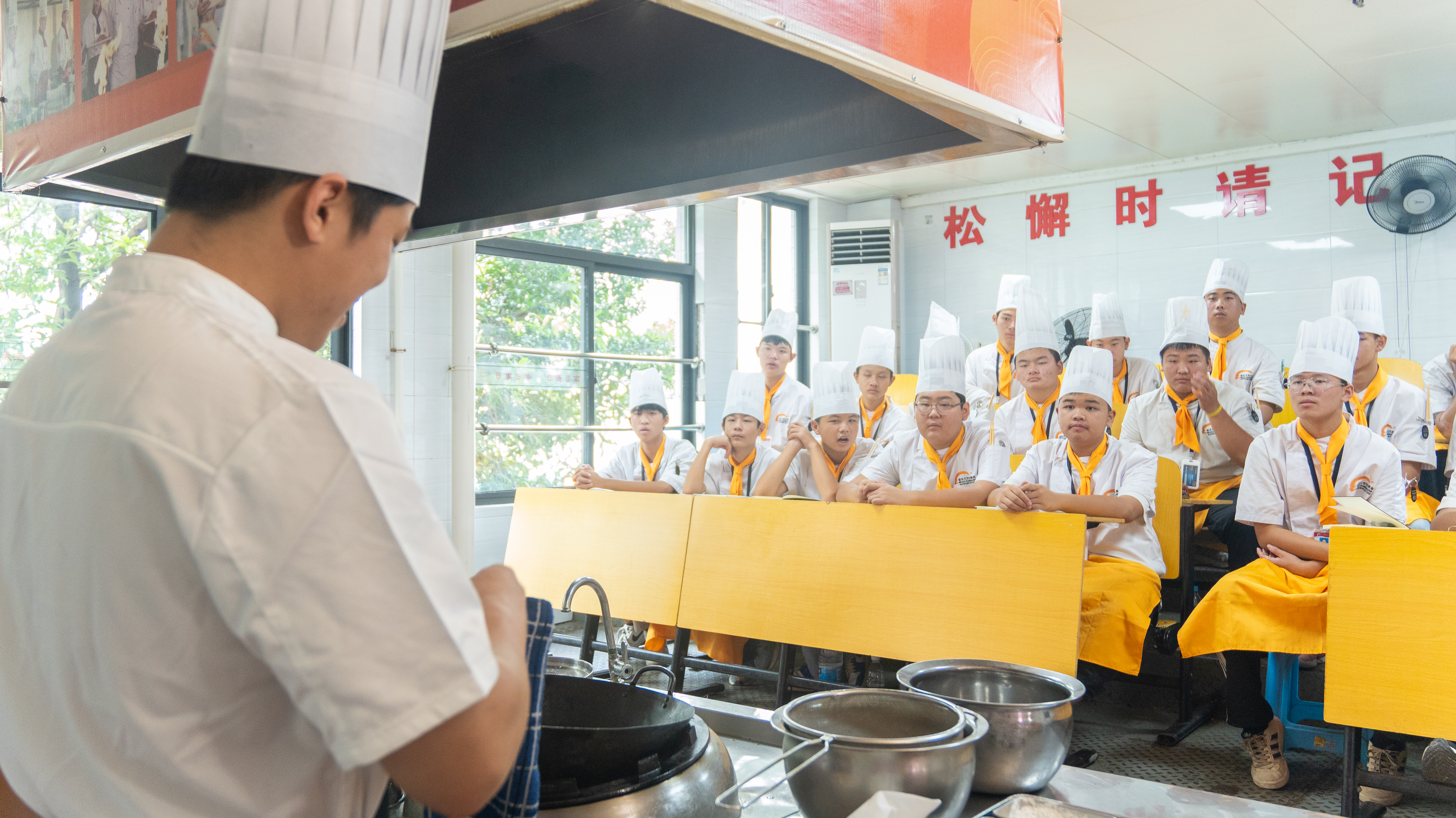 ��������ͬ�У��Ͱ������㡿��_���ҵѧ��ĸУ�У�Ϊ�ഺ��������ǹ⣡