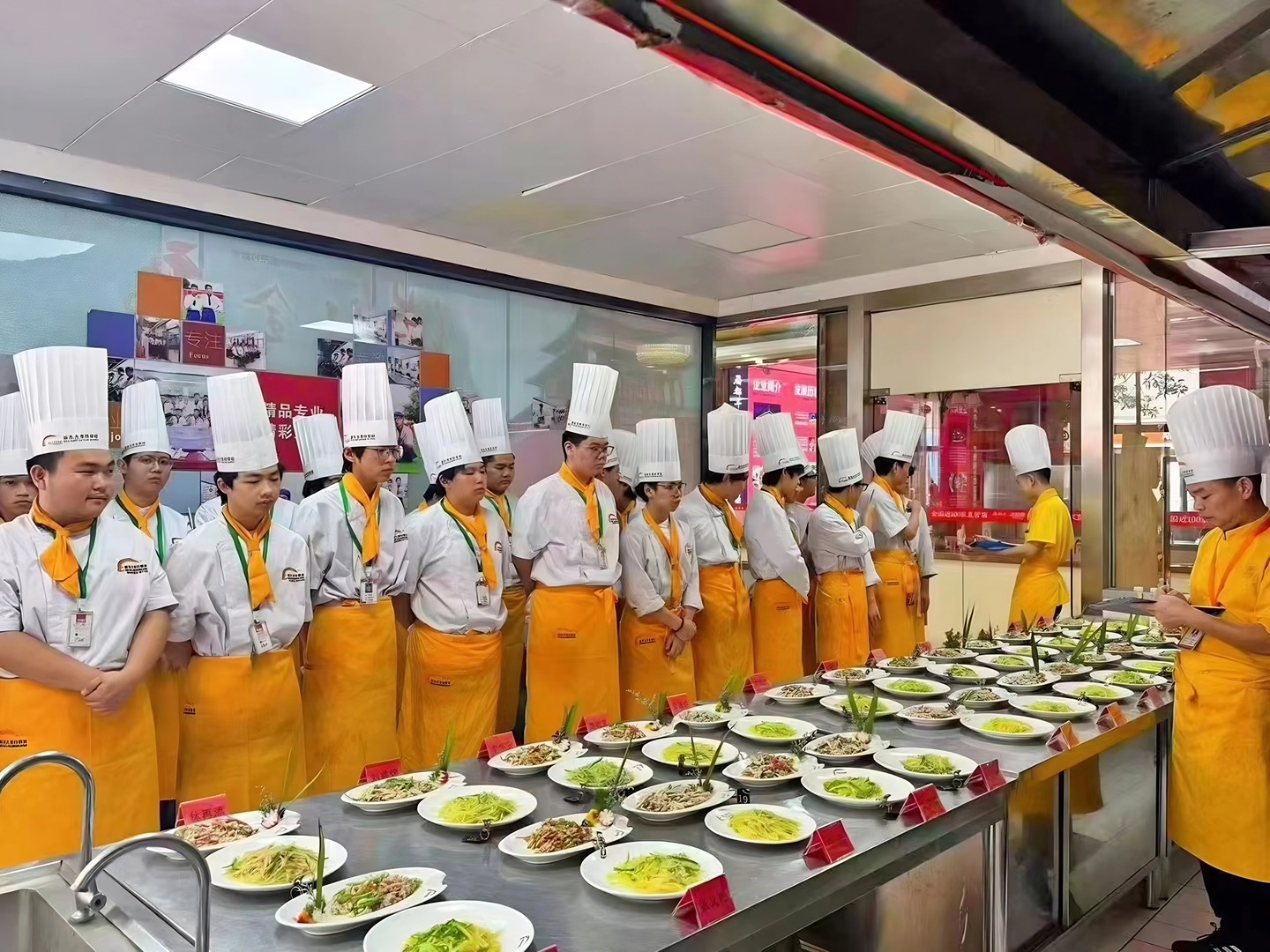 学厨师的黄金选择:学校系统培养比酒店自学强在哪?