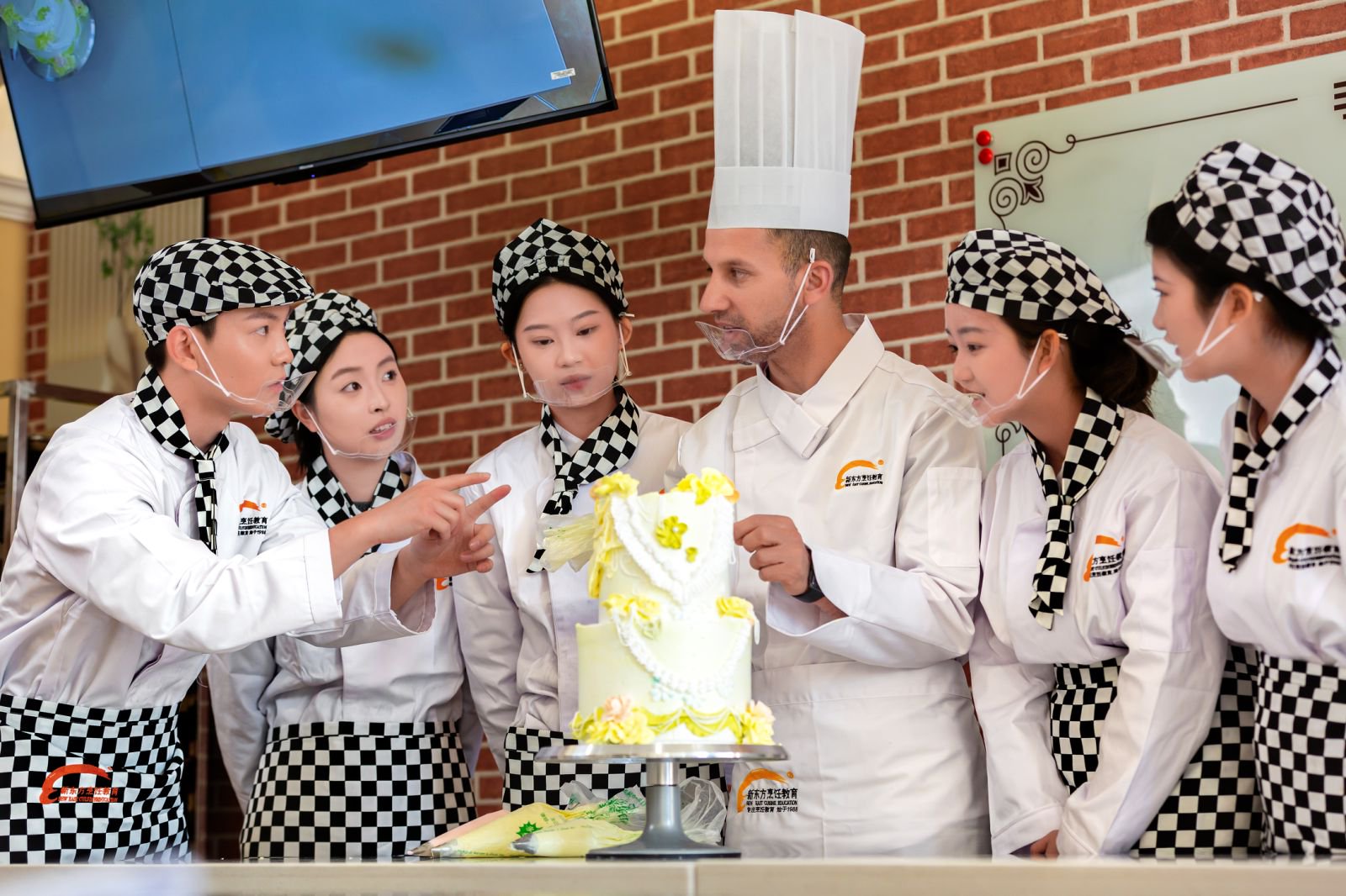 谁说学习必须有考试成绩和排名?厦门新东方的“考试卷”是一桌国宴菜以及西点西餐展台