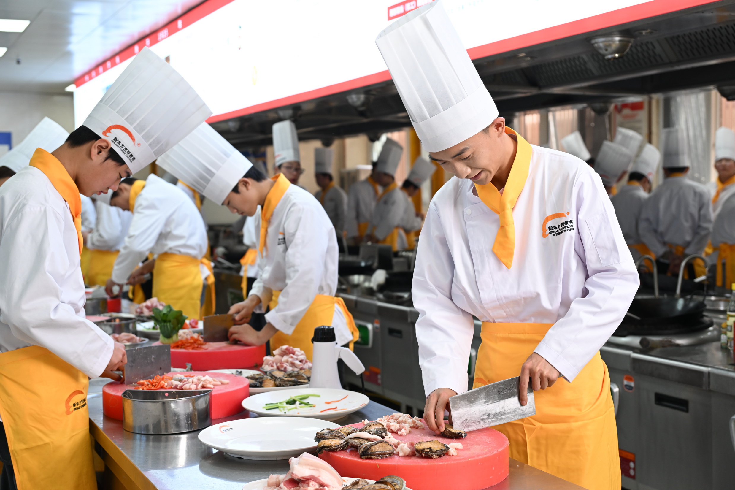 ���أ������¶������ѧУ�Ľ�ѧ�к����ڲ�ͬ��