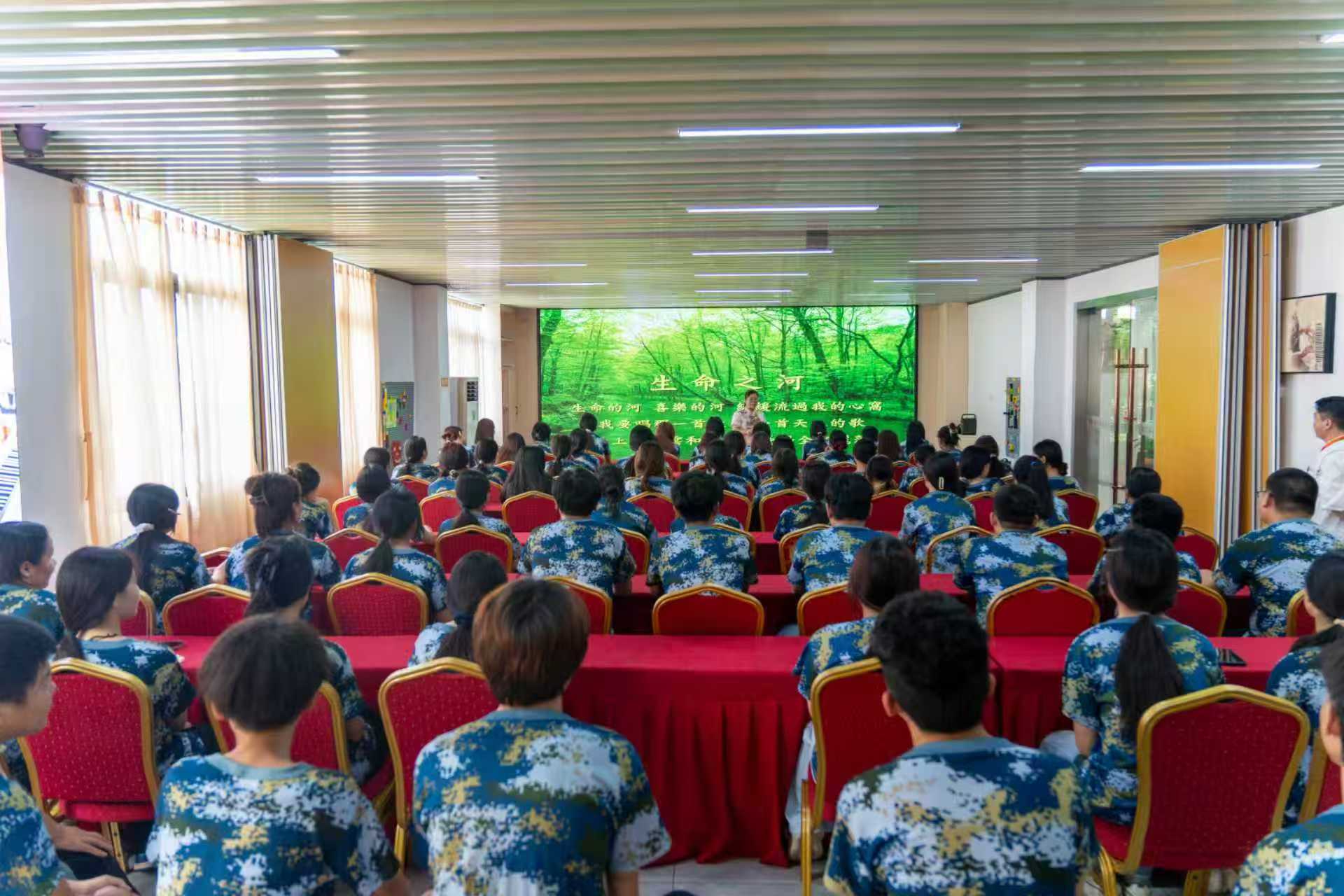 感恩教育|孝亲尊师,是人生成长的基石,我校感恩课堂温暖开启→