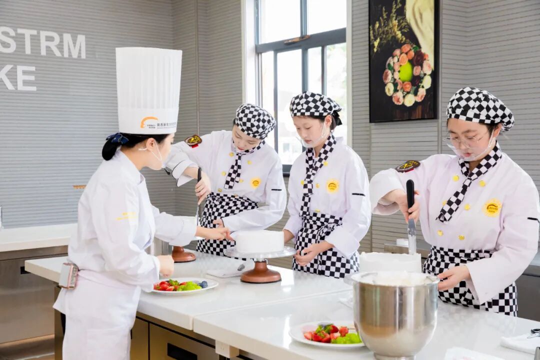 【厦门学烘焙】学西点烘焙的8大理由!学一门手艺就业前景超广阔