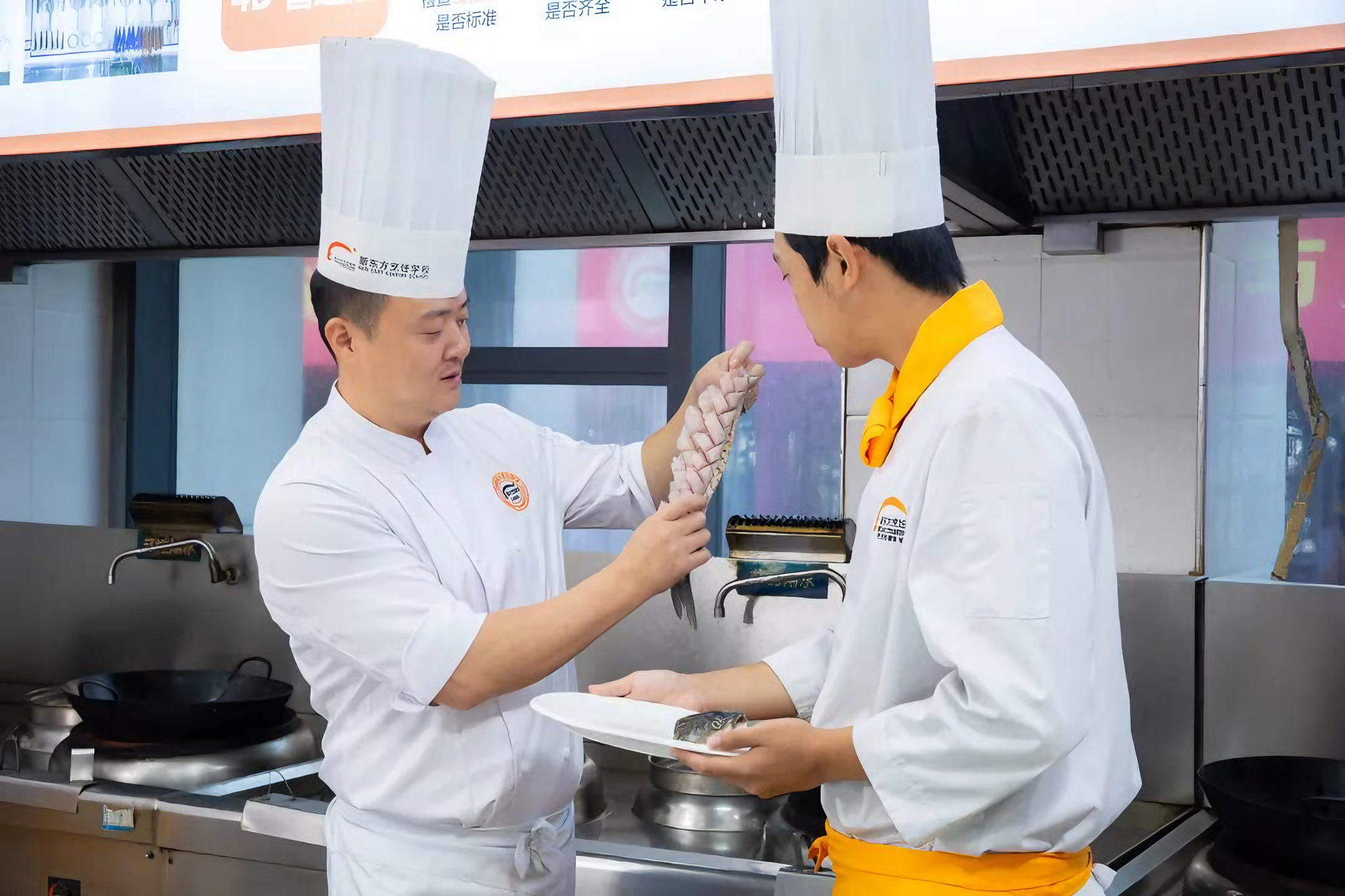 学厨师怎么选?专业学校还是当学徒