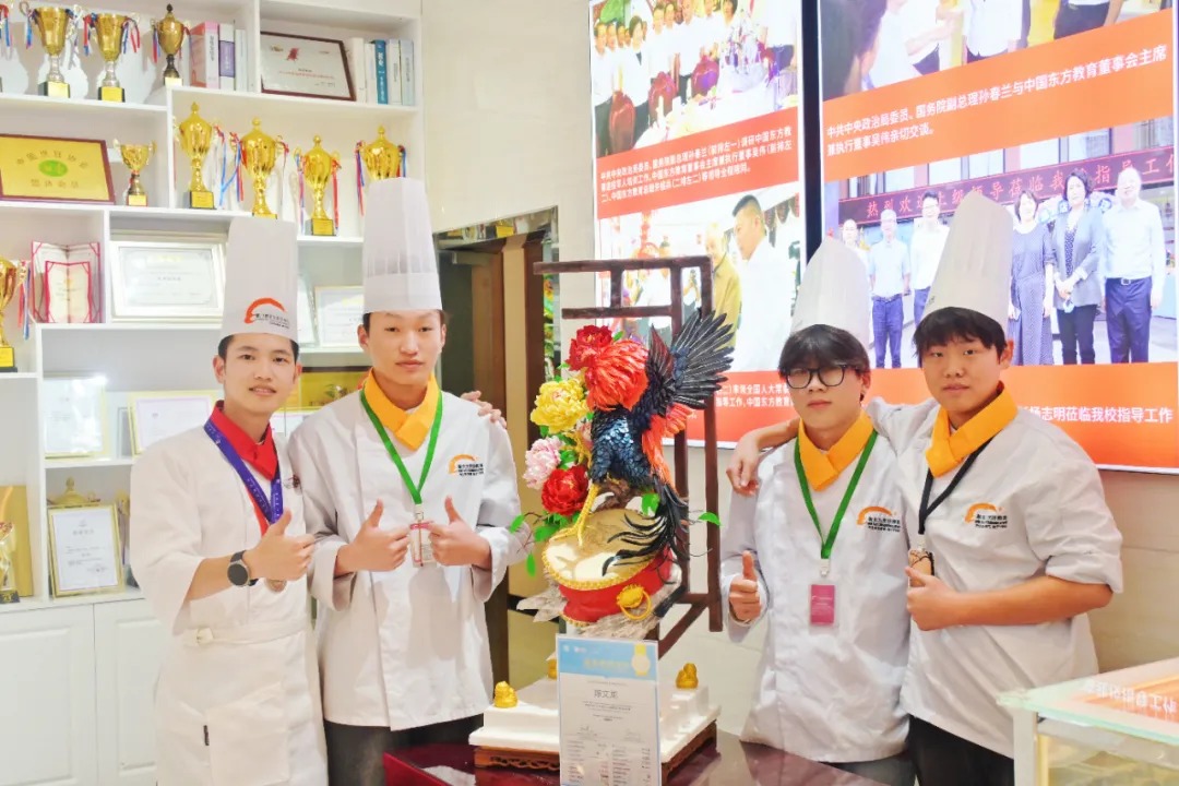 喜报|国际双冠!厦门新东方陈文龙老师大赛载誉归来,勇夺一金一银!