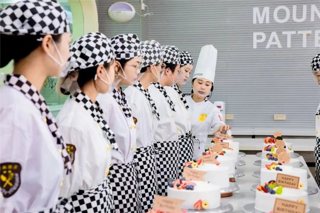 00后如果是在这所烘焙职校学习,很难不快乐吧~